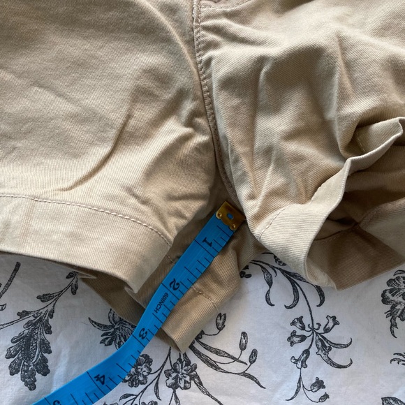 ABERCROMBIE KHAKI MOM SHORTS ✨ 50% OFF BUNDLES ✨ - Picture 3 of 5